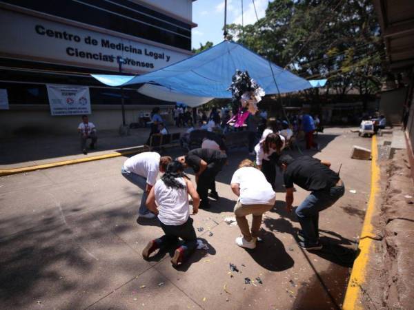 Este lunes -13 de marzo- los empleados de Medicina Forense y otras instituciones del Ministerio Público anunciaron paralización total de sus funciones. Fotorreporteros de EL HERALDO captaron la protesta para exigir aumento de salarios. A continuación los detalles.