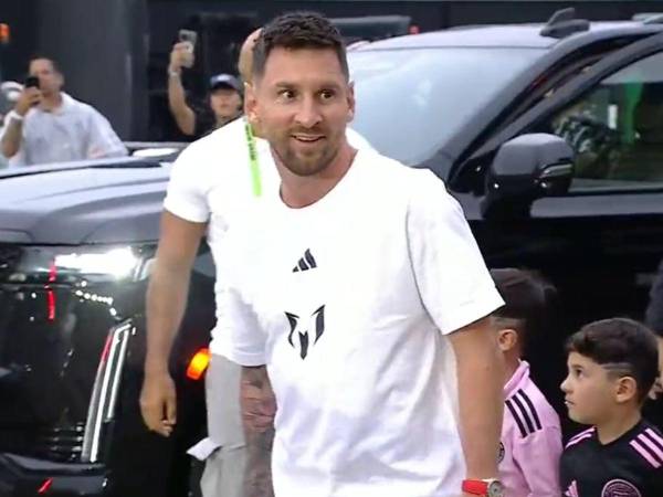 Messi llegó minutos después de acabarse la tormenta en Fort Laderdale al estadio para su presentación.