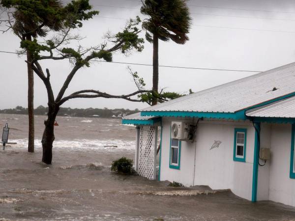 Debby ingresó a Florida como huracán pero se debilitó a tormenta tropical.