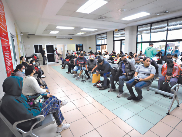 Pacientes en espera de ser atendidos en sala de emergencia