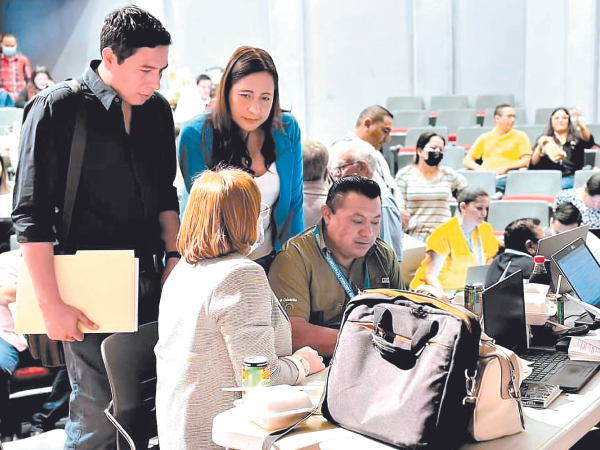 La ministra de Salud, Carla Paredes, junto a los técnicos de la ONCAE y equipos de la Sesal revisando el Plan Anual de Compras y Contrataciones del 2024.