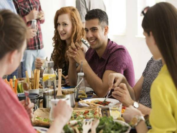 El estudio sugiere que no se centré tanto en la comida, si no en poner atención a quienes le rodean y sea más activo en la conversación.(Foto: Salud 180)