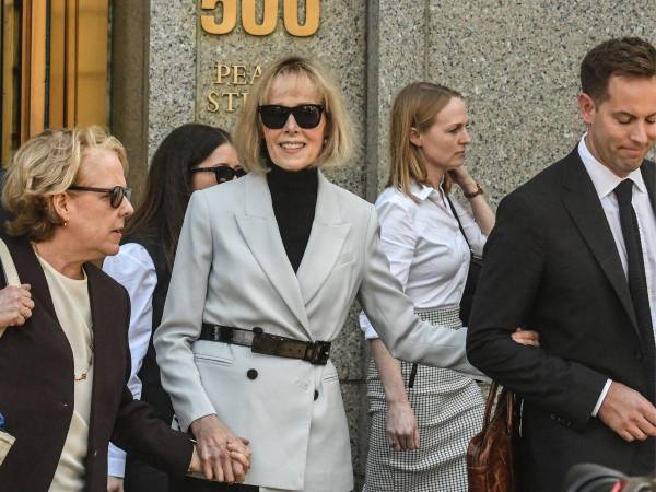 E. Jean Carroll se va después de su juicio en el Tribunal Federal de Manhattan el 8 de mayo del presente año en la ciudad de Nueva York.