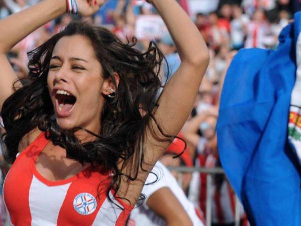 La modelo paraguaya Larissa Riquelme se hizo famosa luego de que se difundiera una foto suya celebrando un gol de su selección frente a Italia en el Mundial Sudáfrica 2010. Actualmente se le recuerda como “la novia” de aquella Copa del Mundo. A continuación le presentamos la imágenes de la ahora locutora de radio.