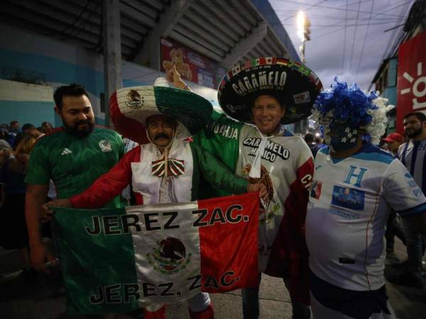 Entre el mar de aficionados catrachos sobresalen unos carismáticos y energéticos mexicanos, listos para disfrutar del Honduras-México.