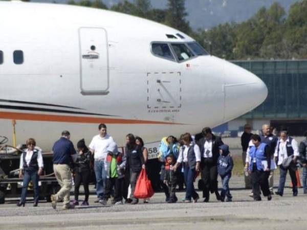 Los aviones transportan inmigrantes detenidos de una ciudad de Estados Unidos a otra y, cuando hay orden de deportación, a su país de origen. Foto: Agencia AFP