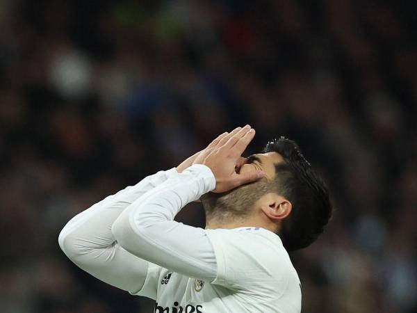 El centrocampista español del Real Madrid, Marco Asensio, reacciona durante el partido de fútbol de la Liga española entre el Real Madrid CF y el Club Atlético de Madrid en el estadio Santiago Bernabéu de Madrid.