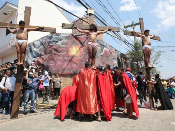 Varios capitalinos revivieron este Viernes Santo la pasión, muerte y resurrección de Jesucristo con el Santo Vía Crucis, actividad que se llevó a cabo en el centro histórico de Tegucigalpa. Con fervor y una excelente dramatización se llevo a cabo esta esperada actividad religiosa. El lente de EL HERALDO capturó las imágenes más espectaculares del Vía Crucis en dos partes de la capital. A continuación se las presentamos.