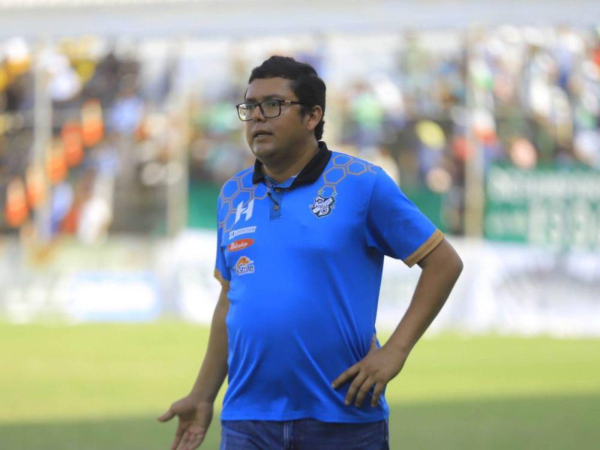 Rommel Salgado, entrenador del “Tiburón”, pasó del cielo al infierno en la prórroga, ya que estuvo a pocos de minutos de sellar el boleto a la finalísima ante Juticalpa FC.