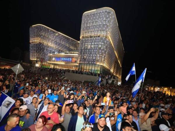 En una muestra de euforia y respaldo abrumador, miles de salvadoreños se congregaron frente al Palacio Nacional durante la noche del 4 de febrero para celebrar la reelección del presidente Nayib Bukele.