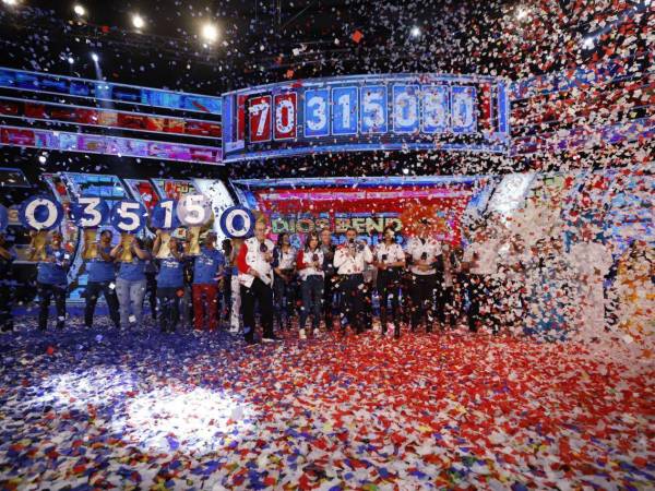 Así celebraron en el escenario haber alcanzado la meta en los 35 años de Teletón Honduras.