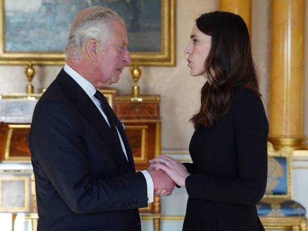 El Rey Carlos III se reunió con la Primera Ministra de Nueva Zelanda, Jacinda Ardern.