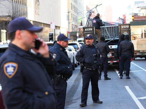 El Departamento de Policía de Nueva York colocó vallas metálicas ante el tribunal de Manhattan y la Tower Trump, en la V Avenida de Nueva, en previsión de la llegada masiva de seguidores.