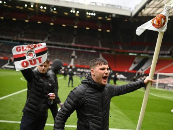 Cientos de aficionados del Manchester United invadieran Old Trafford como protesta por la implicación de los 'Red Devils' en la creación de la 'Superliga'. Foto:AFP