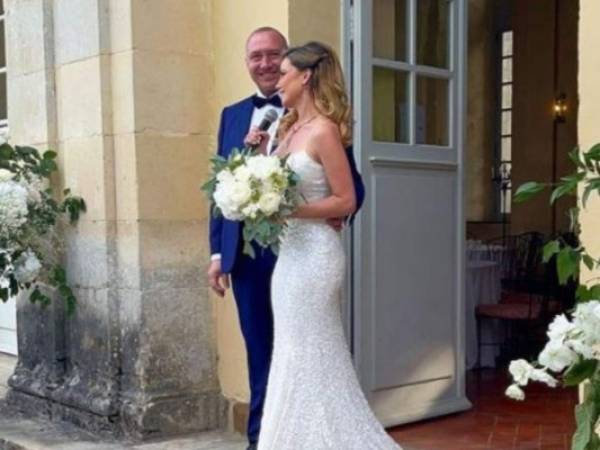 Altair lució un elegante y sencillo vestido de novia. Foto: Instagram