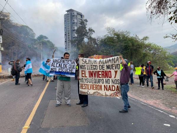 “Señor Aldana, nos llegó de nuevo el invierno y usted y su equipo no nos resolvieron nada”, eran algunos de los mensajes de los pobladores que desde tempranas horas, bloquearon la salida a Valle de Ángeles.