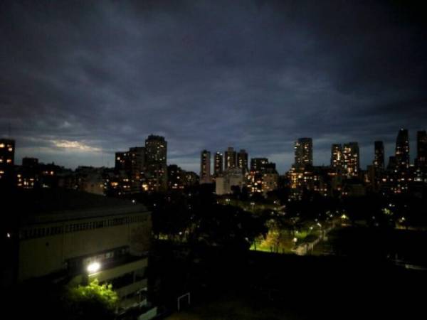 El sol se pone en Buenos Aires, Argentina, el 22 de junio de 2020, un país con una de las cuarentenas más largas ordenadas por el gobierno para frenar la propagación del nuevo coronavirus. Foto: AP