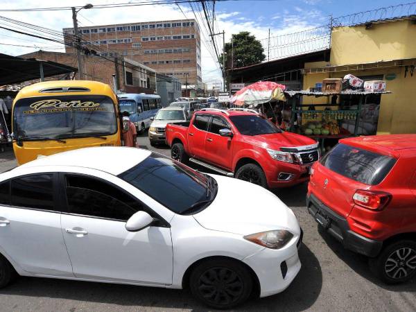 Largas filas de vehículos se forman en las primera cuatro avenidas de Comayagüela, debido al caos que forman los conductores del transporte urbano.