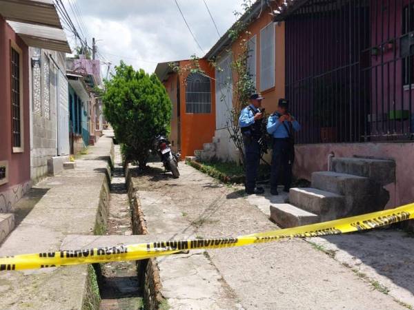 Agentes policiales resguardaron la escena.