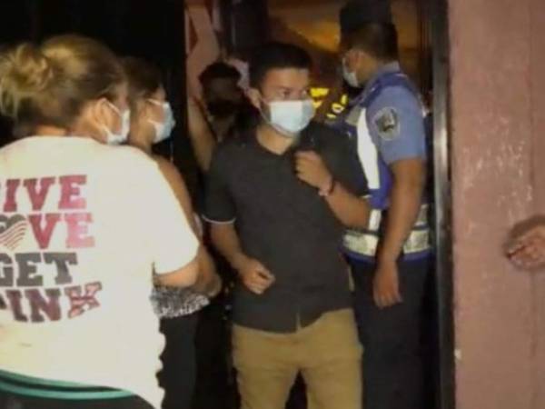 Completamente aglomerados y sin portar la mascarilla, decenas de personas fueron sorprendidas en diferentes establecimientos durante los operativos nocturnos para garantizar el toque de queda.