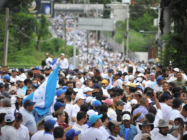 Cientos de personas acuden a la “Gran Marcha por Honduras”