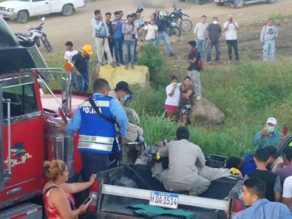 A pesar del fuerte econtronazo entre un vehículo tipo paila y una rastra. El conductor sobrevivió al accidente vial.