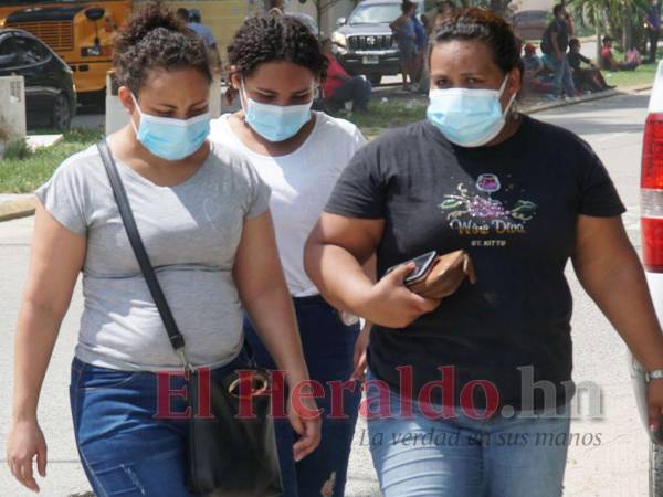 En lugares como playas, piscinas y centros comerciales, los expertos recomiendan que sea de uso opcional la mascarilla.