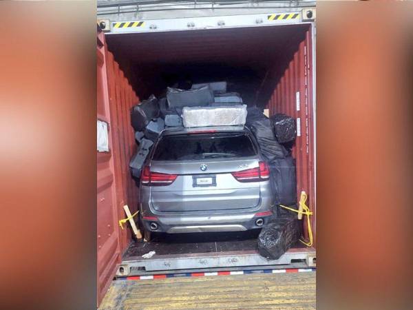 La droga iba oculta en un contenedor en el que se transportaba un auto de lujo. Son un total de 1,298 paquetes del alucinógeno ilícito que pasó varios controles previo a ser detectado en Panamá