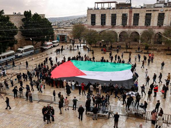 Sin un gran árbol navideño ni un pesebre deslumbrante, un ambiente triste predomina este año en Belén, la ciudad donde nació Jesús según la tradición cristiana, en la víspera de una Navidad marcada por la guerra de Gaza.