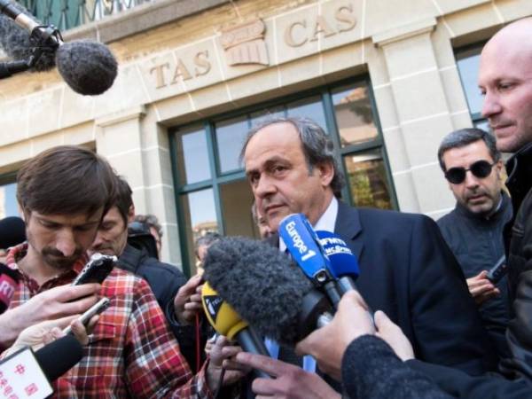 En esta fotografía del 29 de abril de 2016, Michel Platini, entonces presidente de la UEFA, sale del Tribunal de Arbitraje del Deporte luego de una audiencia en Lausana, Suiza. (AP)