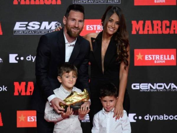 Leo Messi posando con su esposa Antonela Rocuzzo y dos de sus tres hijos, Mateo y Thiago.