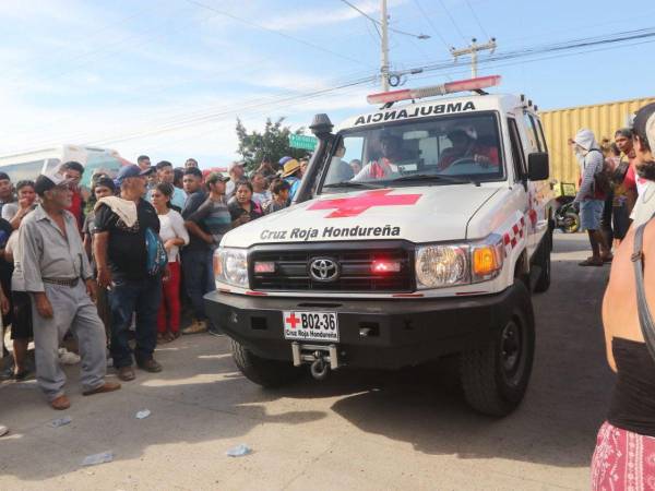 Las ambulancias siguen ingresando al Centro Penal de Comayagua en horas de la tarde.