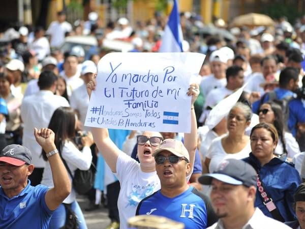 Con mensajes claros de lo que la población hondureña considera son la principal necesidad, marchó una gran cantidad de personas este sábado en la capital de Honduras. La Gran Marcha por Honduras fue convocada por organizaciones de sociedad civil y apoyada por miembros del Bloque de Oposición Ciudadada (Boc).