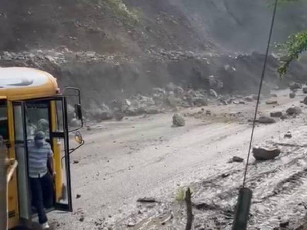 Un tramo de la carretera CA-4, específicamente en el sector de la colonia Lempira de San Pedro Sula, Cortés, se ha convertido en un verdadero desafío para los conductores debido a los constantes deslizamientos de tierra.