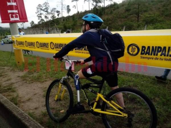 Molina, quien practica fútbol y karate, dice que comenzó el ciclismo antes de los 11 años, cuando aún no perdía parte de su cuerpo. Foto Yinely Suazo