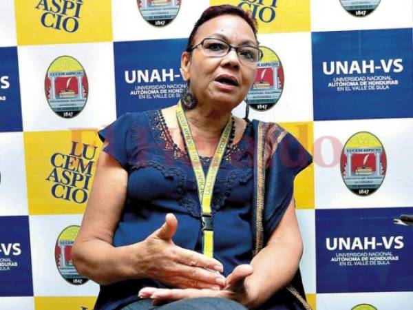 Isbela Orellana se desempeña como directora de la UNAH-VS.