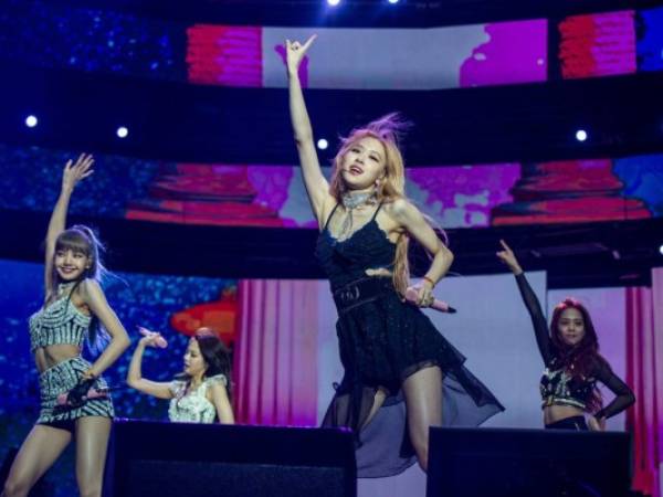 Tuvieron una gira mundial el año pasado, y llegaron a arenas estadounidenses como The Forum en Inglewood, California, y el Prudential Center en Newark, Nueva Jersey. Y también se convirtieron en el primer grupo de K-pop que se ha presentado en Coachella.