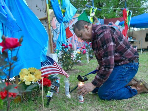 Pasqual Magaña hace una pausa el 12 de abril de 2024 para reflexionar, mientras enciende velas en un altar a los seis trabajadores que murieron en el derrumbe del puente Francis Scott Key. Conoció a dos: Maynor Suazo Sandoval y José Maynor López. (Amy Davis | Baltimore Sun)