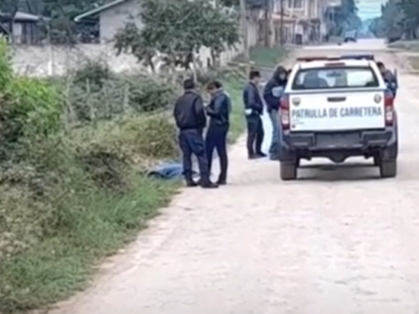 La víctima portaba un pantalón azul, suéter gris y un centro negro cuando fue encontrada sin vida.