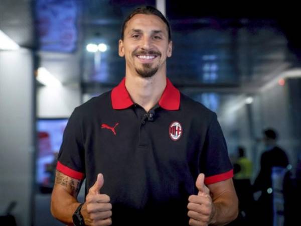 Zlatan Ibrahimovic saluda a la prensa al llegar al aeropuerto de Linate, cerca de Milán, el sábado 29 de agosto de 2020. Ibrahimovic estaría cerca de firmar un nuevo contrato con el Milan. (Claudio Furlan/LaPresse vía AP).