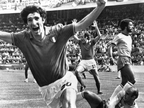 En esta imagen de archivo, tomada el 5 de julio de 1982, Paolo Rossi (izquierda) celebra tras marcar un gol para la selección de Italia durante un partido del Mundial 82 contra Brasil, en Barcelona. Rossi falleció de cáncer el 10 de diciembre de 2020. Tenía 64 años. Foto: AP