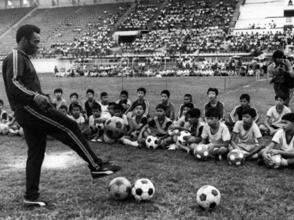 Son las imágenes en blanco y negro las que mejor capturan toda la luz y el brillo que este genio le entregó al fútbol.