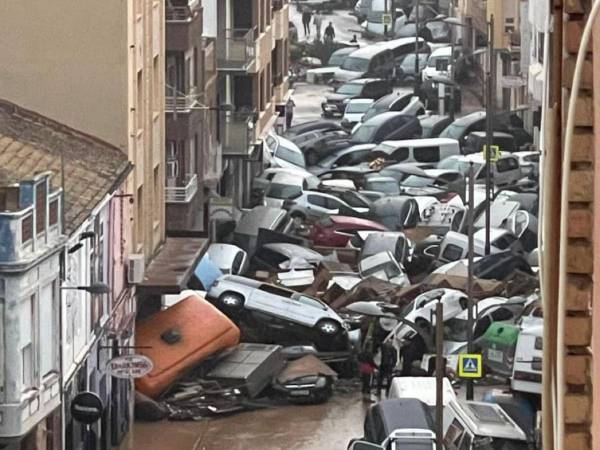 Más de 60 personas muertas se han registrado ante las fuertes lluvias provocadas por una Depresión Aislada en Niveles Altos (DANA) que ingresó en horas de la tarde del martes.