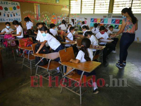 En busca de fortalecer la enseñanza en las aulas de clases, entre el 2022 y 2023 más de 1,000 plazas se pondrán a disposición para fortalecer escuelas que operan con uno o dos maestros.