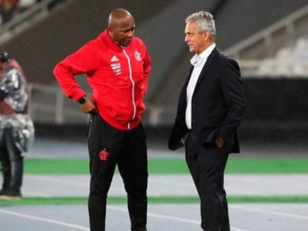 Reinaldo Rueda en un partido del Flamengo, conversando con su asistente Bernardo Rendín.