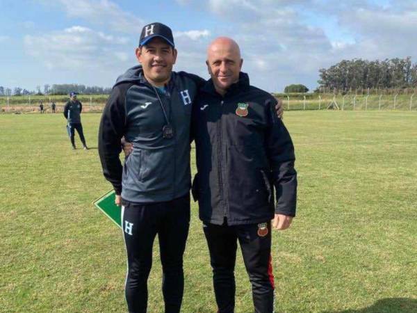 Mauro Bustamante, aprovechó para tomarse una fotografía con el subcampeón del mundo con la Sub-17 de Uruguay.