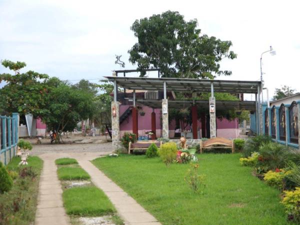 La vivienda de Aguilar, de morado con ocre, tiene un amplio solar donde guardaba hasta 10 vehículos y motocicletas.