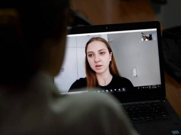 Adrielly Eger da una entrevista por video desde la base aérea de Anápolis, en el estado brasileño de Goiás. Foto: AP.