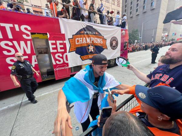 El hondureño Mauricio Dubón celebró efusivamente con la afición de los Astros de Houston la conquista del segundo anillo de Serie Mundial.