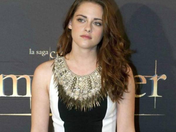 Sin pensarlo dos veces, la talentosa Kristen Stewart se quitó los zapatos en plena alfombra roja.